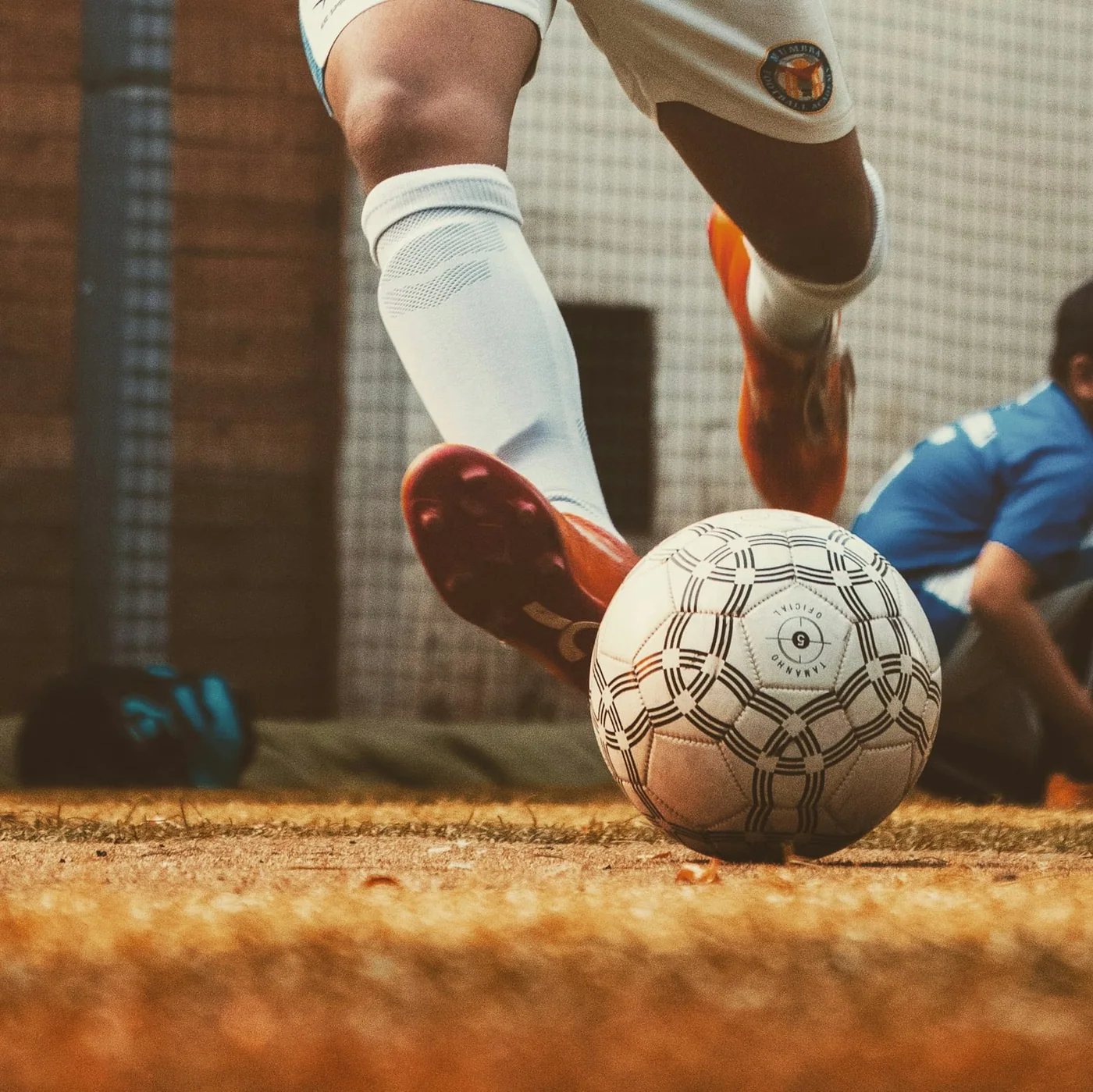 Fußball und Füße eines Spielers beim Training