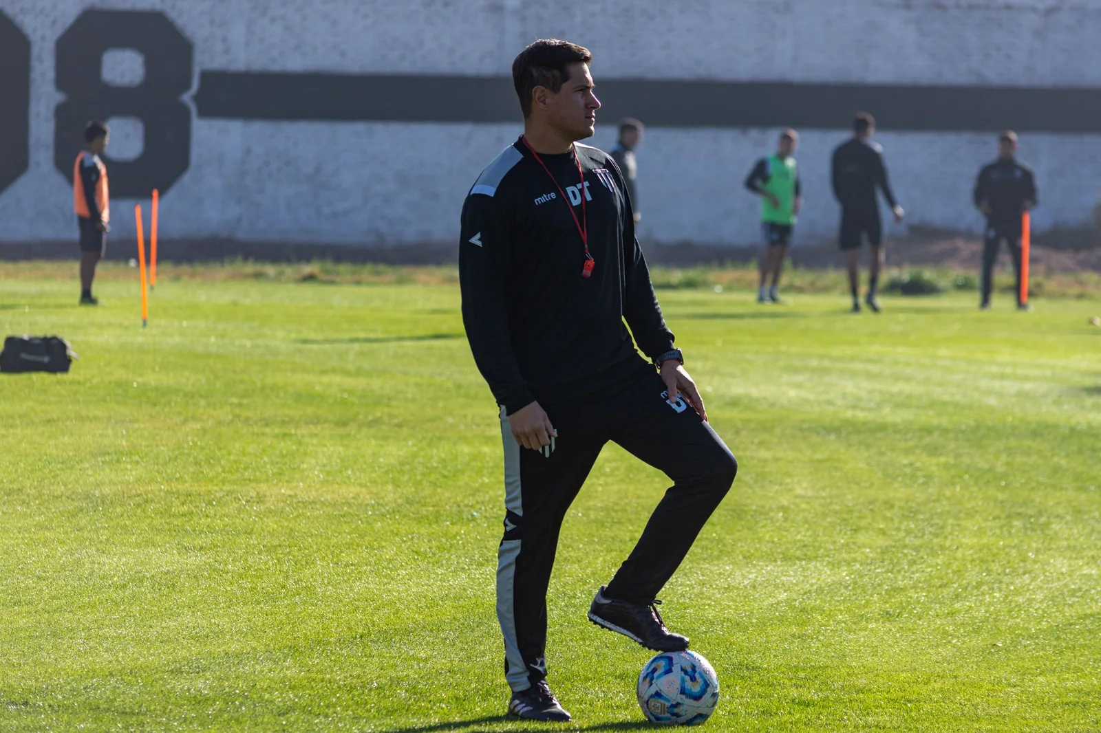 Trainer während einer Trainingseinheit auf dem Fußballplatz
